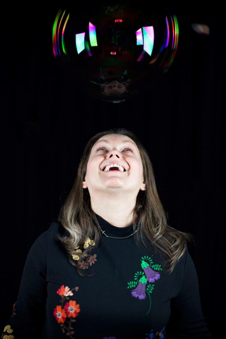 Jola Dróżdż Stoszek psycholog portret z bańką