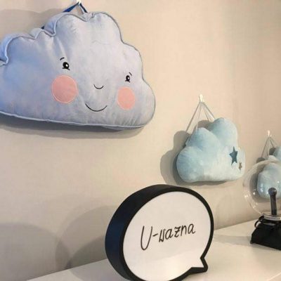 Chmurki pluszowe na ścianie w Pracowni